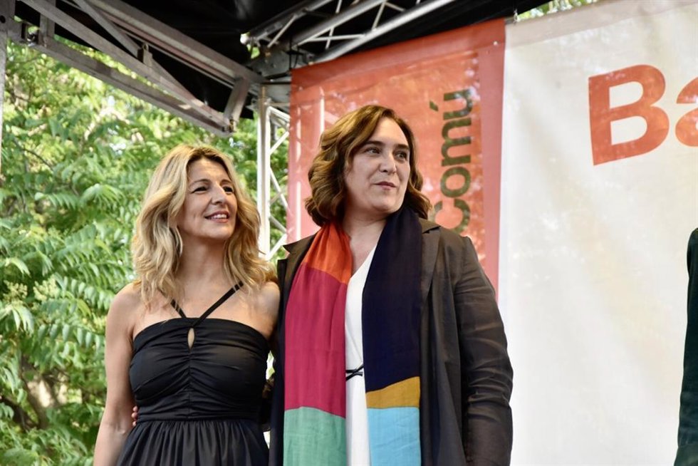 La alcaldesa de Barcelona y candidata de BComú a la reelección, Ada Colau, cierra la campaña junto a la vicepresidenta segunda, Yolanda Díaz.