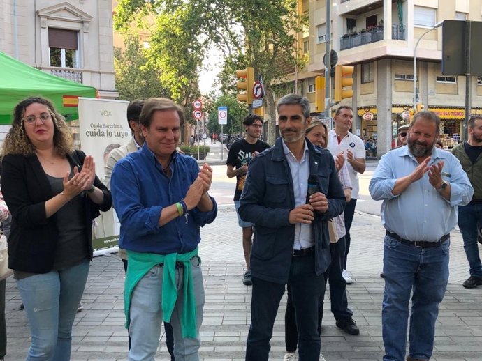 El portaveu de Vox en el Parlament, Joan Garriga, i el candidat de Vox a l'alcaldia de Barcelona, Gonzalo d'Or-Polit, en l'acte de finalització de campanya a la plaa Artós de Barcelona a 26 de maig de 2023.