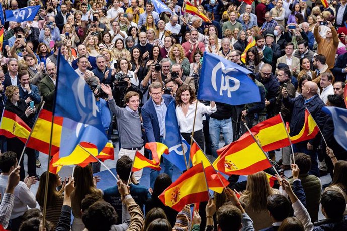 Archivo - (I-D El alcalde de Madrid, José Luis Martínez-Almeida; el presidente del Partido Popular, Alberto Núñez Feijóo, y la presidenta de la Comunidad de Madrid, Isabel Díaz Ayuso, juntos en un acto de En defensa de un gran país, en el Instituto Ra