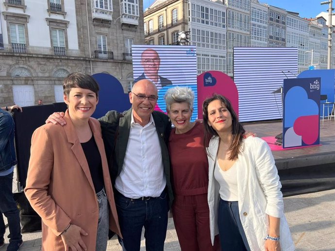 Ana Pontón, portavoz nacional del BNG, junto al candidato del BNG en A Coruña, Francisco Jorquera, la diputada Mercedes Queixas y la número dos de la lista, Avia Veira.