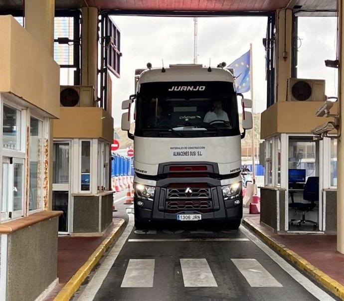 Ceuta recibe la primera importación comercial de la historia desde Marruecos, 15 toneladas de arena