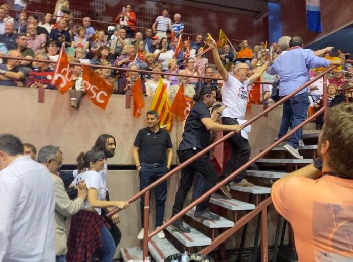 Membres de l'organització de l'acte del PSC tiren a activistes que han irromput durant la intervenció del president del Govern Pedro Sánchez.