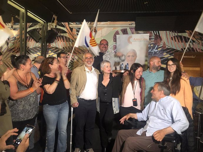 La alcaldable de Cs en Barcelona, Anna Grau, junto al presidente del partido en Catalunya, Carlos Carrizosa, y miembros de su lista en el acto final de campaña