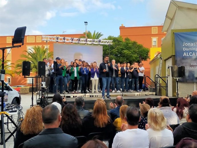 El candidato de Coalición Canaria a la Alcaldía de La Laguna, Jonathan Domínguez, ha presidido este viernes el acto de cierre de campaña en la Plaza Mayor del barrio de La Verdellada y ha afirmado que el voto útil para La Laguna "es el de CC"