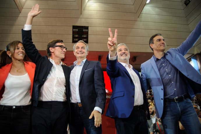 (I-D) L'alcaldessa de Sabadell i candidata del PSC a la reelecció, Marta Farrés, el primer secretari del PSC, Salvador Illa, l'expresident del Govern, José Luis Rodríguez Zapatero, el candidat del PSC a l'Alcaldia de Barcelona, Jaume Collboni, i 