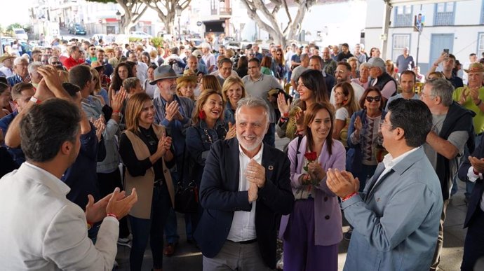 El secretario general del PSOE Canarias y candidato a la Presidencia del Gobierno autonómico, Ángel Víctor Torres, asiste al acto de cierre de campaña en el pueblo de Tejina