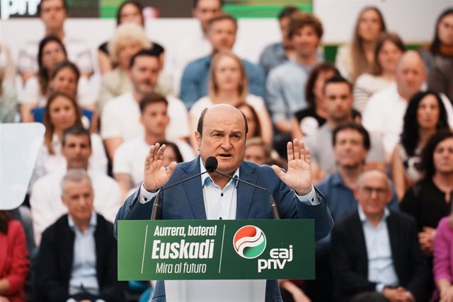 El presidente del PNV, Andoni Ortuzar, cierra campaña en un mitin en Bilbao