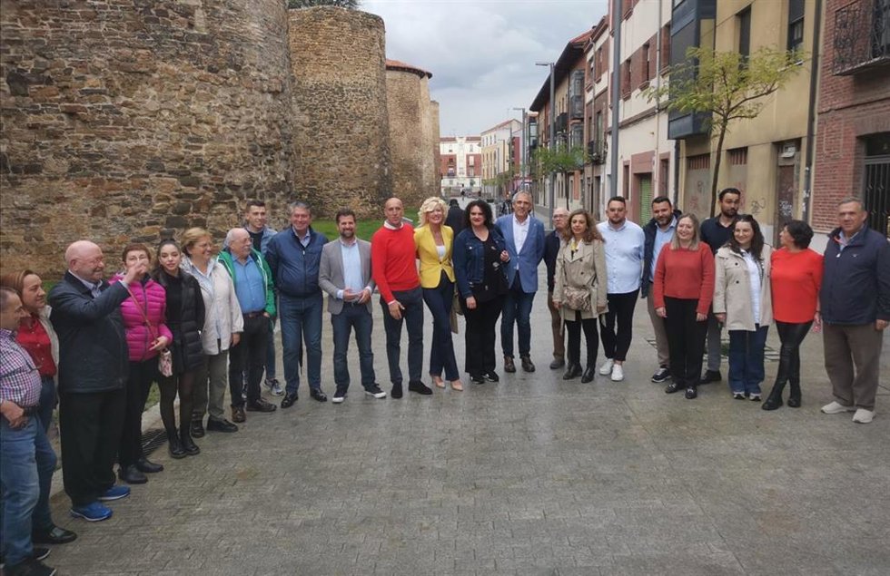 PIE: El secretario general del PSOE de Castilla y León, Luis Tudanca, y el candidato a la reelección en la Alcaldía de León, José Antonio Diez, junto con el resto de los miembros de la lista e integrantes de la Agrupación Municipal de León, en el acto de