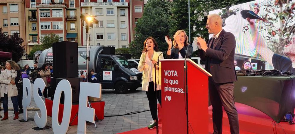 La ministra de Educación, Pilar Alegría, junto a los candidatos del PSOE a la presidencia de La Rioja, Concha Andreu, y al Ayuntamiento de Logroño, Pablo Hermoso de Mendoza, en el acto de cierre de campaña electoral en Logroño