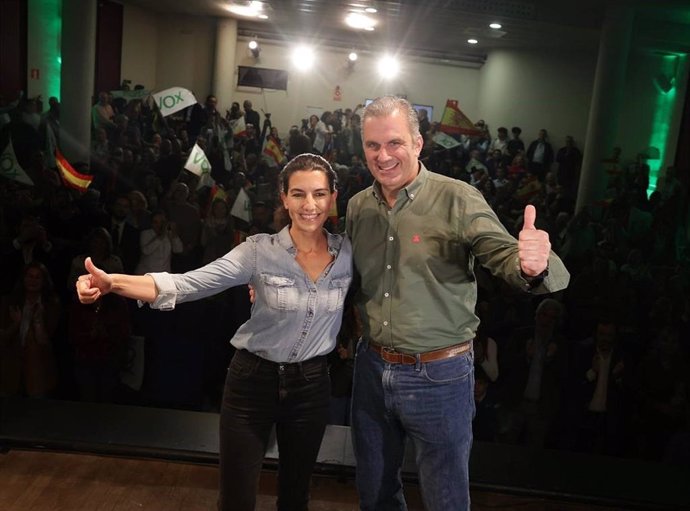 Rocío Monasterio y Ortega Smith en el mitin de cierre de campaña de Vox en Aluche.