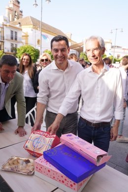 El presidente del PP-A, Juanma Moreno, junto al candidato del PP a la Alcaldía de Utrera, Francisco Jiménez, en el último día de la campaña de las elecciones municipales del 28M