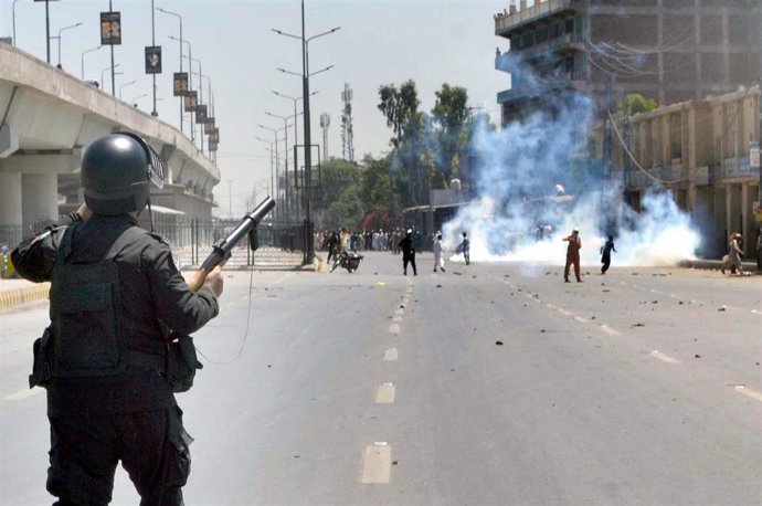 Un policía paquistaní durante las protestas en Peshawar (Archivo)