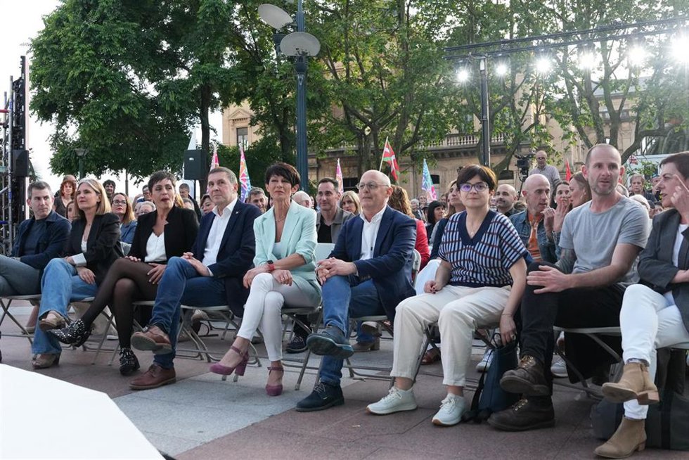 La candidata de EH BIldu a la Alcaldía de Vitoria, Rocío Vitero (3i); el coordinador general de EH Bildu, Arnaldo Otegi (4i) y la candidata a diputada general de Gipuzkoa, Maddalen Iriarte (5i), durante el acto de cierre de campaña en San Sebastián 
