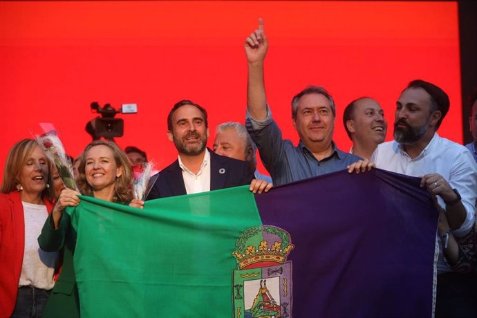 La vicepresidenta primera del Gobierno, Nadia Calviño, y el secretario general del PSOE-A, Juan Espadas, han apoyado al candidato a la Alcaldía de Málaga, Daniel Pérez, en una fiesta-mitin de cierre de campaña.