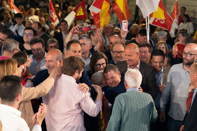El candidato del PSOE a la Presidencia de C-LM, Emiliano García-Page, a su entrada al mítin fin de campaña en Cuenca