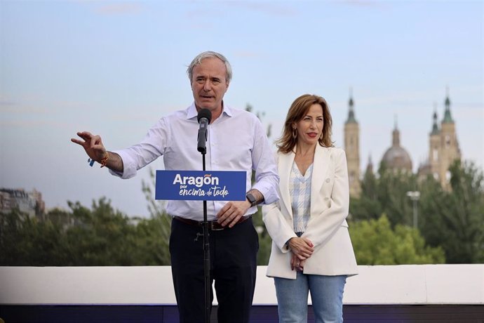 El candidato del PP a la Presidencia del Gobierno de Aragón, Jorge Azcón, y la candidata a la Alcaldía de Zaragoza, Natalia Chueca.