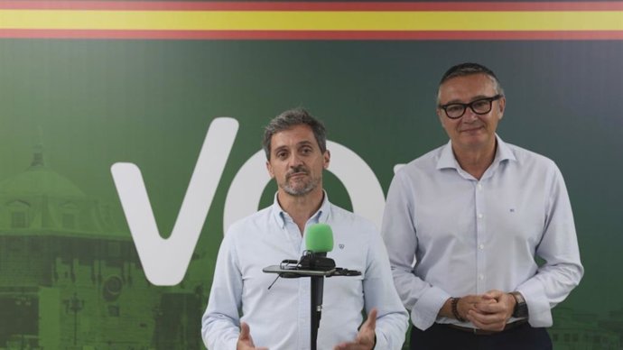 El candidato de Vox a la Alcaldía de Cádiz, Francisco Martín, junto al portavoz de Vox en el Parlamento de Andalucía, Manuel Gavira
