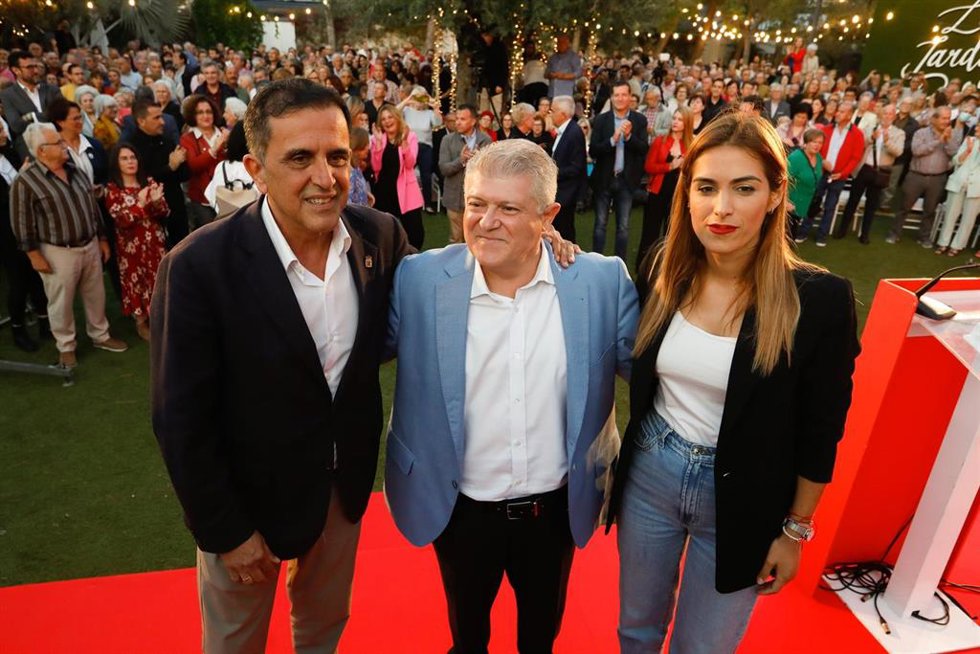 El candidato a la Alcaldía de Murcia, José Antonio Serrano, el candidato a la presidencia de la Comunidad, Pepe Vélez, y la número 2 al Ayuntamiento de Murcia, Carmen Fructuoso, en la Fiesta Final de la Campaña Electoral del PSRM
