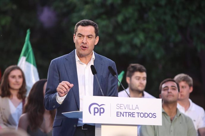 El presidente del PP-A y de la Junta de Andalucía, Juanma Moreno, durante su intervención en el acto de cierre de campaña a las elecciones municipales durante el acto de cierre de campaña a las elecciones municipales que se celebra en la Plaza de San Go