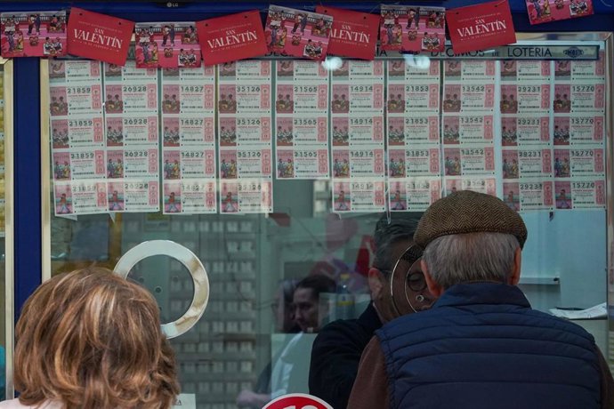 Archivo - Dos personas  comprando lotería por el día de San Valentín  a 14 de febrero del 2023 en Sevilla (Andalucía). 