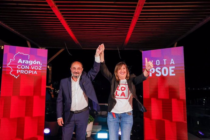 El candidato del PSOE a la Presidencia del Gobierno de Aragón, Javier Lambán, y la candidata de este partido a la alcaldía de Zaragoza, Lola Ranera.
