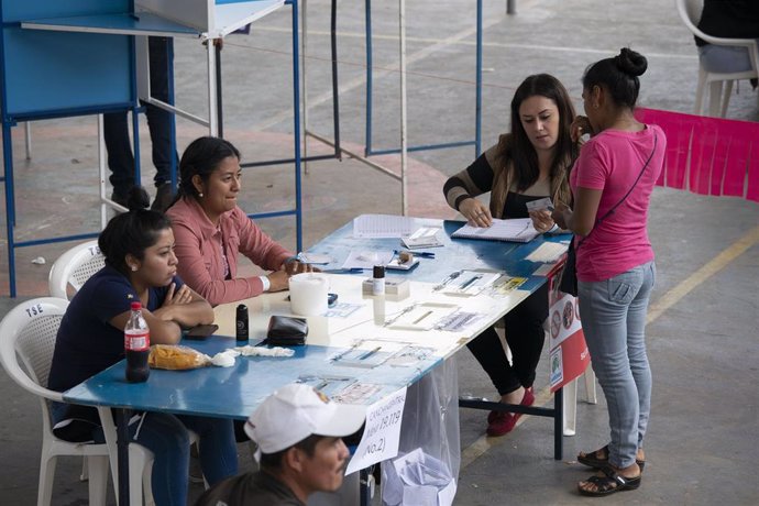 Archivo - Mesas de votación en un colegio electoral en Guatemala