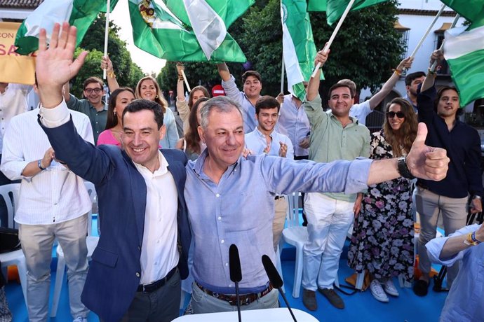 El presidente del PP-A y de la Junta de Andalucía, Juanma Moreno , junto a candidato del PP a la Alcaldía, José Luis Sanz, en el acto de cierre de campaña.