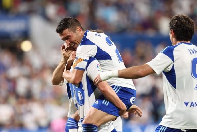 Alberto Zapater celebra un gol con sus compañeros del Real Zaragoza.