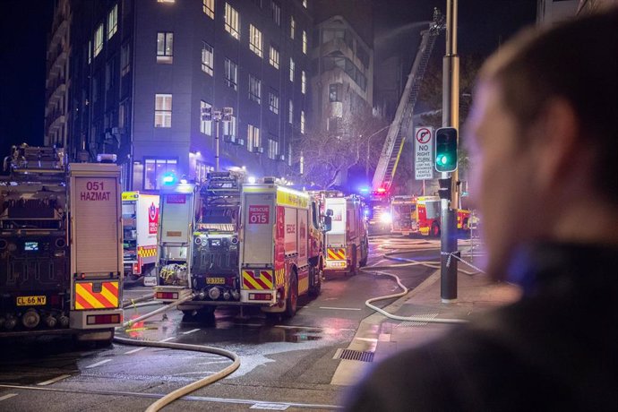 Bomberos extinguiendo el incendio en un edificio en el centro de Sídney