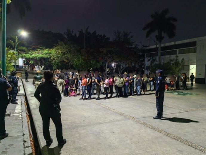 La Policía de México encuentra a 175 migrantes en un camión, 30 de ellos menores no acompañados