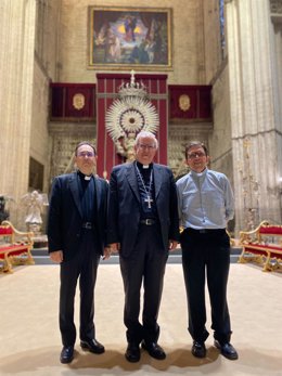 El arzobispo de Sevilla, monseñor Saiz Meneses, con Teodoro León y Ramón Valdivia.