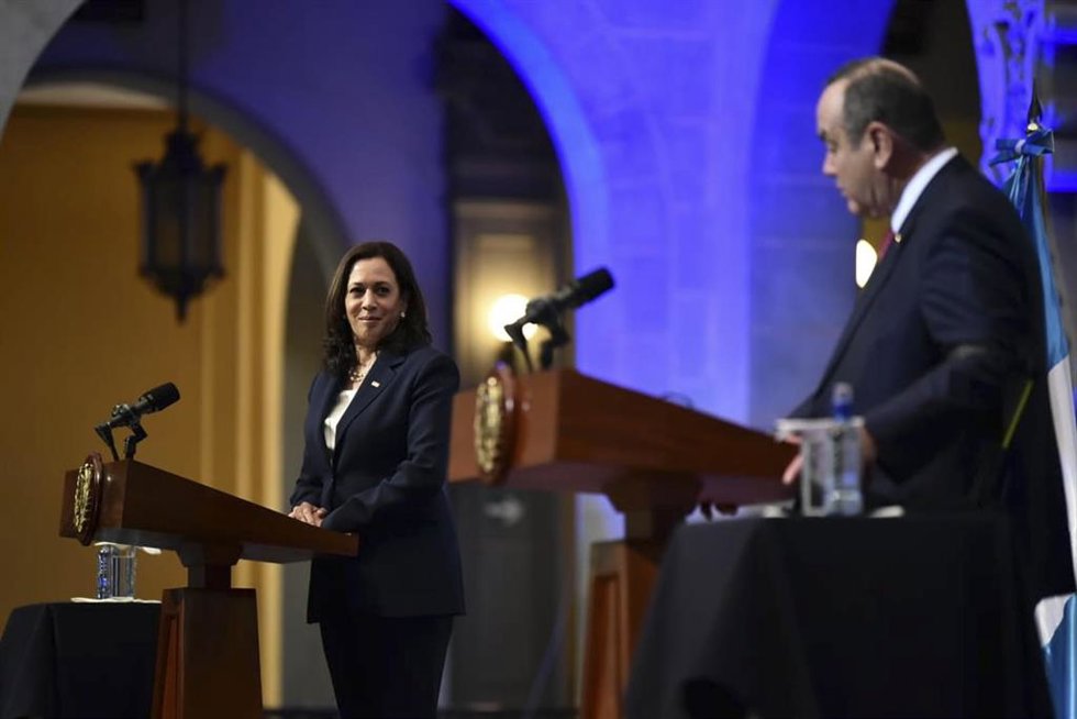 Archivo - La vicepresidenta de Estados Unidos, Kamala Harris, junto al presidente de Guatemala, Alejandro Giammattei