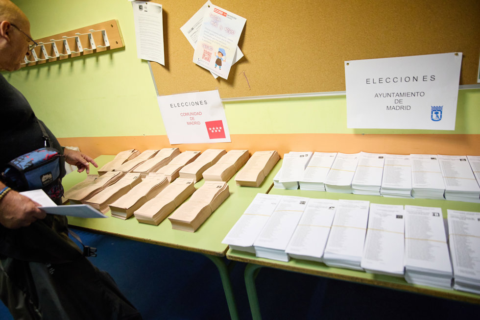 Papeletas para votar de los distintos partidos políticos  preparadas en un colegio electoral, a 28 de mayo de 2023, en Madrid (España). 