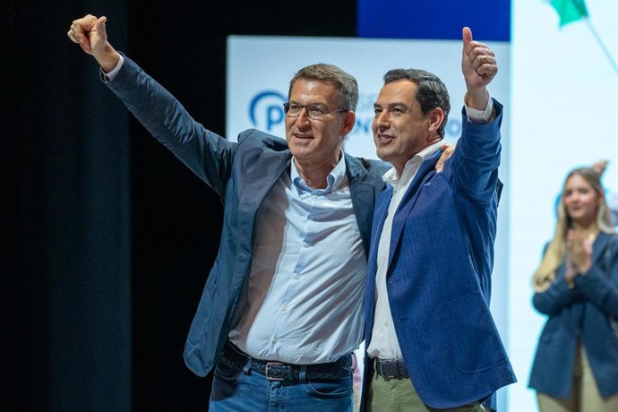 El presidente del Partido Popular, Alberto Núñez Feijóo, (i) y el presidente de la Junta de Andalucía, Juanma Moreno, (d) durante el acto electoral del Partido Popular, en el Auditorio Cartuja Center, a 20 de mayo de 2023, en Sevilla