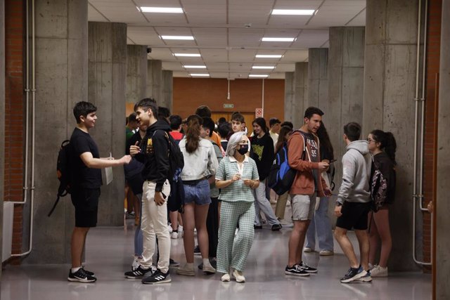 Archivo - Estudiantes esperan para entrar a realizar las pruebas de acceso a la universidad 2022.