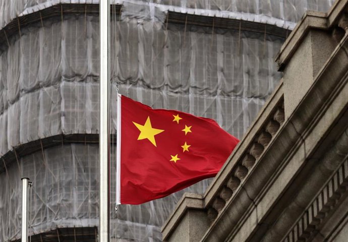 Archivo - Bandera china a media asta
