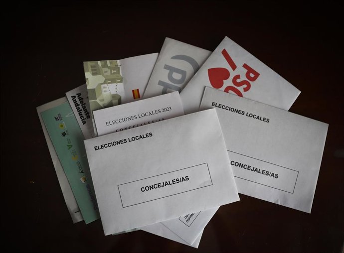 Sobres de votación para las elecciones municipales del 28 de mayo de 2023