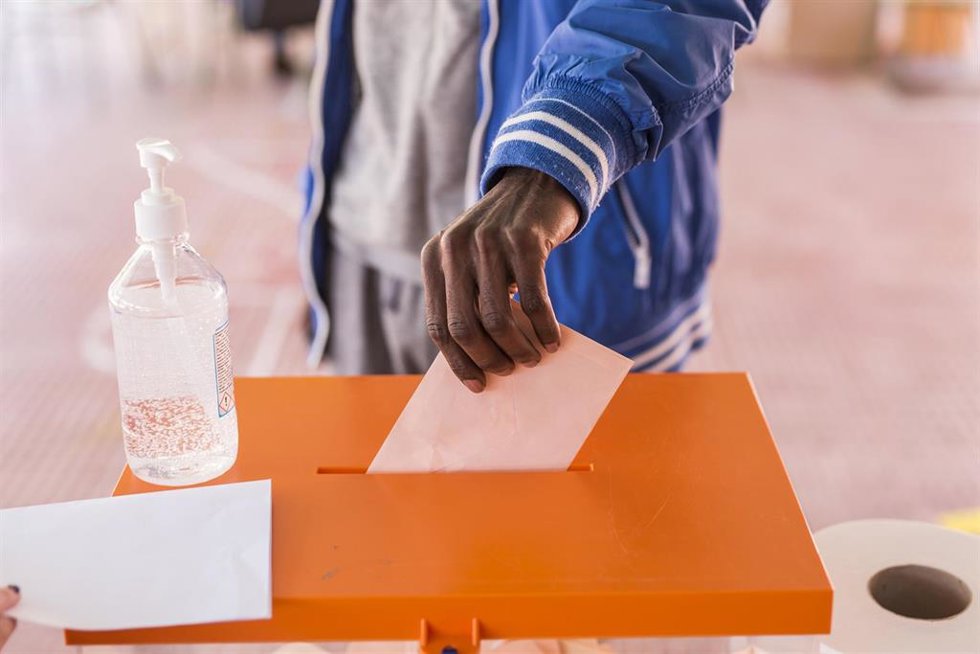 Archivo - Un hombre ejerce su derecho a voto a la hora de comer en el Colegio Público Asturias en el distrito Puente de Vallecas, a 4 de mayo