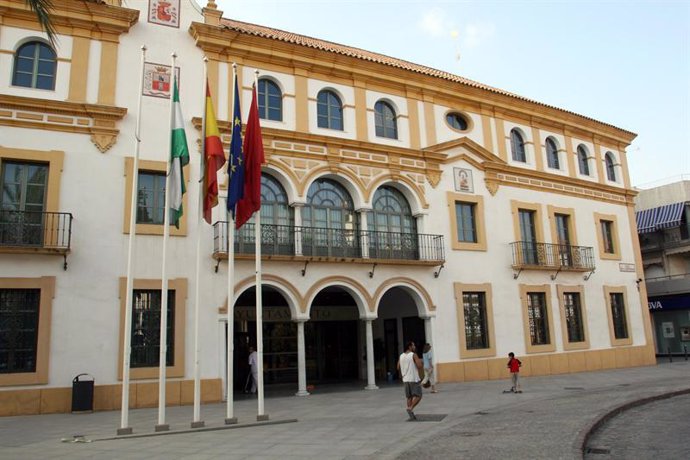 Archivo - Fachada del Ayuntamiento de Dos Hermanas (Sevilla)