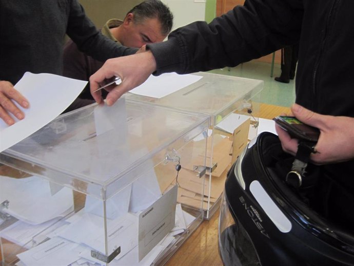 Archivo - Un joven con casco deposita el voto al Congreso en la urna