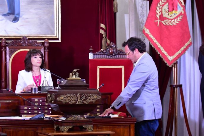 Archivo - José María González 'Kichi' investido como alcalde de Cádiz