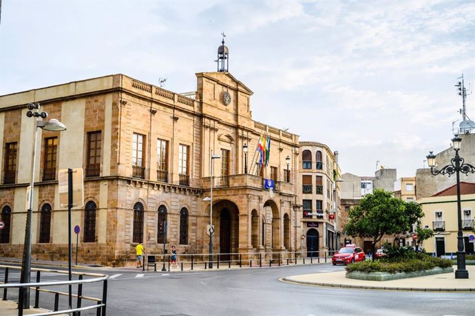 Archivo - Fachada del Ayuntamiento de Linares