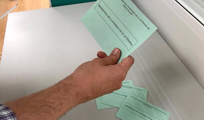 Archivo - Sobre para las elecciones en las Entidades Locales Autónomas (Foto de archivo).