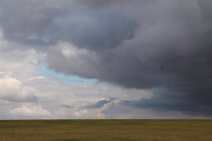 Archivo - CIELO NUBLADO, TORMENTAS, TEMPORAL, LLUVIAS