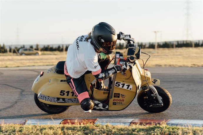 Archivo - Sara Román sobre la vespa eléctrica durante la última edición de VTR24H.