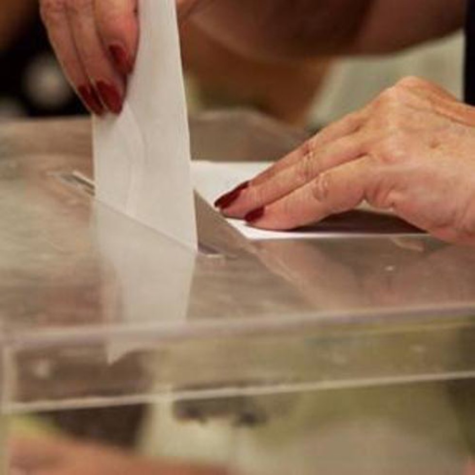 Archivo - Una persona introduciendo un voto en una urna.