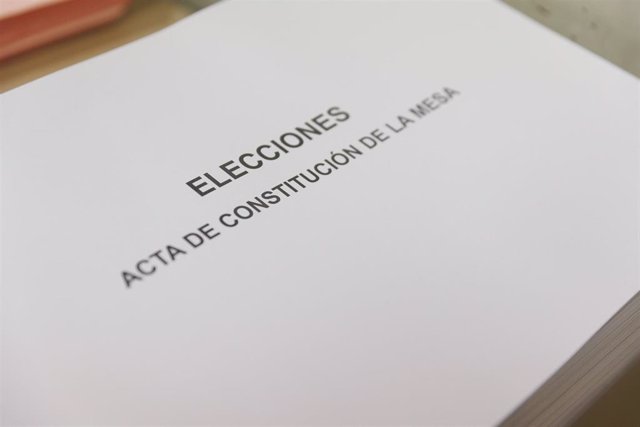 Acta de Constitución de la mesa para las elecciones, en el centro logístico electoral de la Delegación del Gobierno, en el Polígono La Garena, a 12 de mayo de 2023, en Alcalá de Henares, Madrid (España). 