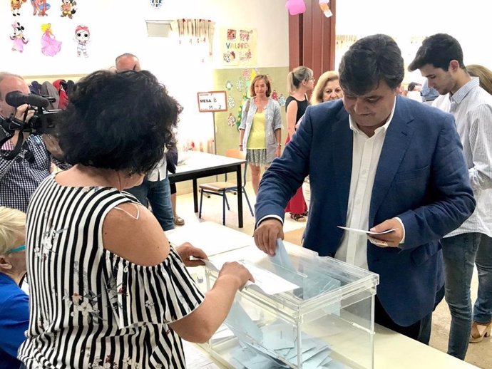 Archivo - El candidato socialista a la reelección en Huelva, Gabriel Cruz, ejerciendo su derecho al voto en las elecciones municipales de 2019.