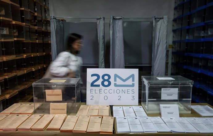 Una persona junto a papeletas electorales para las próximas elecciones municipales del 28 de mayo, a 23 de mayo de 2023, en Valencia, Comunidad Valenciana (España). 