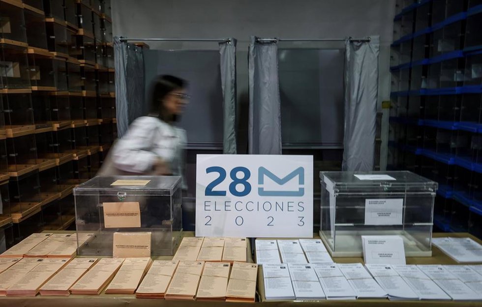 Una persona junto a papeletas electorales para las próximas elecciones municipales del 28 de mayo, a 23 de mayo de 2023, en Valencia, Comunidad Valenciana (España).